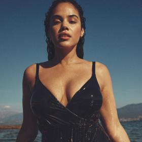 Detail imitující zavinování  zdobí jednodílné plavky Simone Pérèle za 2 490 Kč.