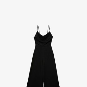 Jednoduchý střih na špagetová ramínka s širokými nohavicemi vytváří oblíbenou siluetu přesýpacích hodin. (Stradivarius, 599 Kč)