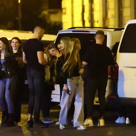 Hokejisté byli v obležení fanynek.