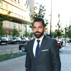 Jack Hamid hledá brunetku.