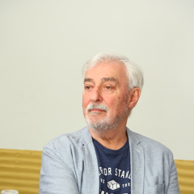 Moderátor říká, že manželstvím se prakticky prosmáli.