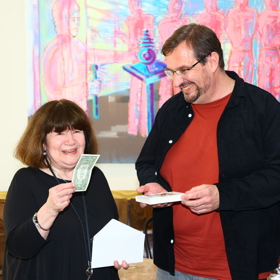 Kniha Šimona Pečenky se křtila originálně - každý přinesl záložku. Uršula Kluková darovala jeden dolar.