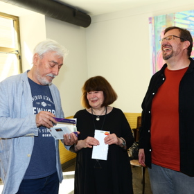 Uršula Kluková křtila knihu Kýbl plný optimismu společně s moderátorem Janem Rosákem.