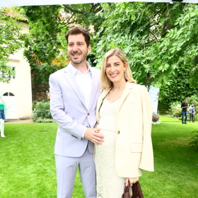 Modelka Michaela Říbalová vynesla bílou krajkovanou sukni, bílý crop top a bílé sáčko.