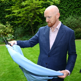 Britský velvyslanec Matt Field přišel na uvedení nové kolekce značky Marks & Spencer.