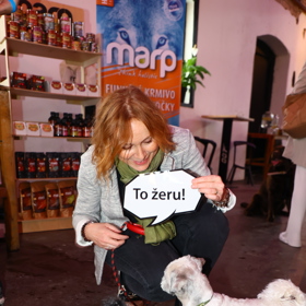 Herečka Petra Špindlerová pojmenovala své pejsky Šánti a Kari.