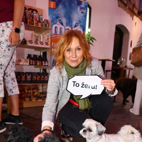 Herečka Petra Špindlerová vyvedla do společnosti své dva pejsky. 