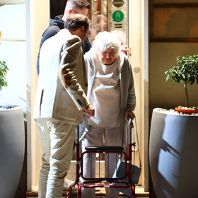 Jaruška odchází z oslavy své sestry. 