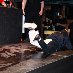 V jeden moment předvedl zřejmě breakdance. 