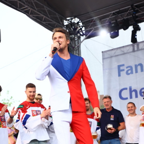 Vojtěch Dyk se následně převlékl do obleku v barvách české vlajky.