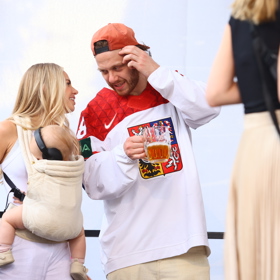 Rebecca je jeho velká opora.