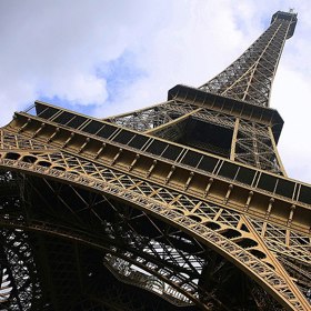 Co se takhle za věž provdat? Předsedkyně mezinárodní organizace pro lidi, kteří milují neživé předměty, Američanka Erika Labrie se v roce 2007 za Eiffelovu věž skutečně provdala. 