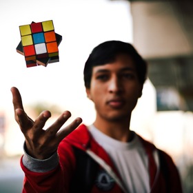 Nějací lidé se věnují i skládání kostky během žonglování s ní.