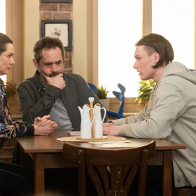 Viktor, kterého Iva před časem srazila autem, žádá tučné odškodné.