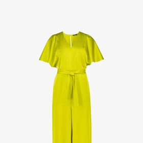 Neonové barvy, satén a romantické střihové prvky. To vše najdete na vydařeném overalu od značky Zero za 2 699 Kč.