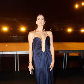 Manželka raperka Majka Spirita, Mária Dušička, měla tmavě modré šaty se zajímavě řešeným výstřihem.