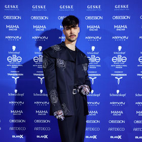 Adam Pavlovčin vynesl tmavě modrý pánský oblek se zajímavým potiskem.