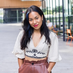 Kuchařka a komička Chili Ta Thuy odkazuje svými černými vlasy ke svému vietnamskému původu. 