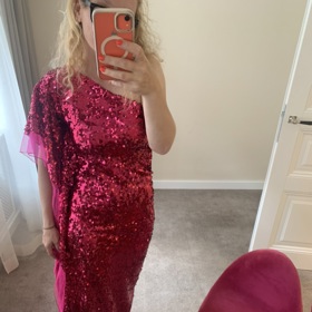 Moje první volba. Flitrované asymetrické šaty české značky WWO. Velmi krásný odstín i koktejlový charakter modelu mne velmi oslovil. Jsou v nejužším výběru po prvním ozkoušení.