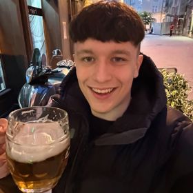 Filip Neruda nedávno oslavil osmnáctiny.