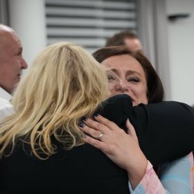 Mnoho lidí neskrývalo dojetí.