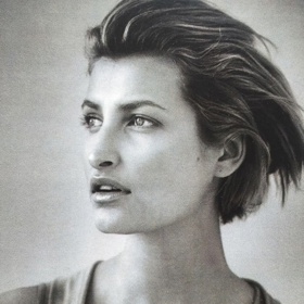 Tereza Maxová s krátce střiženým mikádem v přírodním odstínu popelavě tmavé blond.