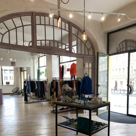 Jako v elegantním butiku, ke klasickému "sekáči" má tento sympatický koncept opravdu hodně daleko.