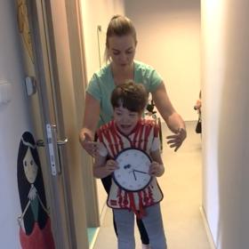 Asi nejdojemnější moment v léčbě malého Damiánka. V devíti letech dokázal chlapeček poprvé samostatně jít.