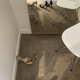 Aby šaty správně sedly, je i při zkoušení potřeba několik centimetrů navíc.