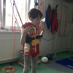 Péče o Damiánka, rehabilitace a speciální pomůcky vyjdou podle Daniely na statisíce ročně. Mamince samoživitelce je pomáhá hradit sbírka na Doniu.