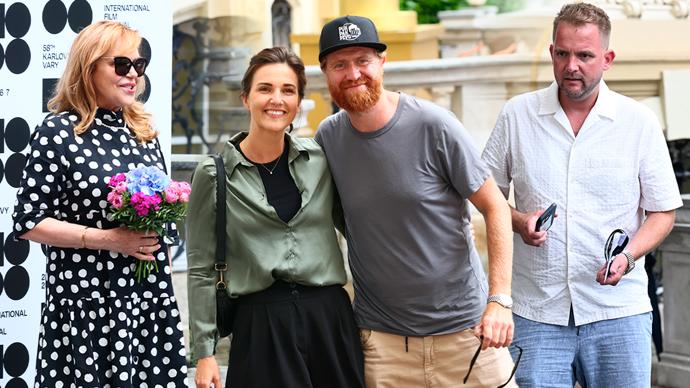 FOTO: Celebrity se scházejí před hotelem Pupp. – stránka 230