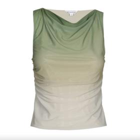 Do barevných motivů můžete převléknout i jednoduché topy. (Clockhouse, 350 Kč)