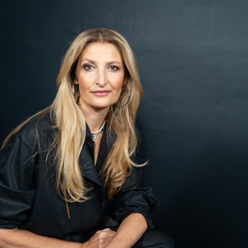 Aktuálně nosí Tereza Maxová polodlouhé blond vlasy. 