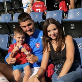 Patrik Schick s krásnou manželkou Hankou a rozkošným synem.