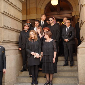 Zdrcené dcery Adéla Kubačáková a Simona během vynášení rakve.