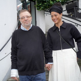 Milan Šteindler chodí se svou partnerkou do společnosti.