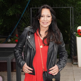 Červené minišaty doplnila Heidi Janků černým koženým křivákem. 