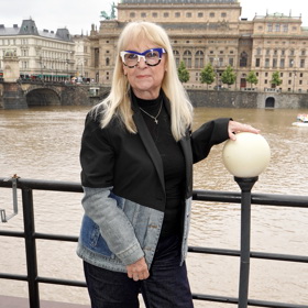 Kateřina Macháčková oblékla sako, které je z poloviny džínová bunda. 