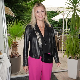 Modelka Jitka Kocurová rovněž přišla v černé kožené bundě. Doplnila ji růžovými širokými kalhotami.