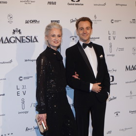 Elegantní styling účesu stříbřitých vlasů sluší nadmíru. Tereza Hofová to dokazuje na červeném koberci Českého lva.