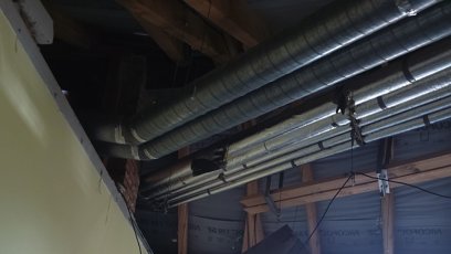 FOTO: Na základní škole v Horních Počernicích spadl strop.