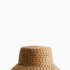 Slamák kyblíčkového typu je hitem léta 2024. (H&M, 429 Kč)