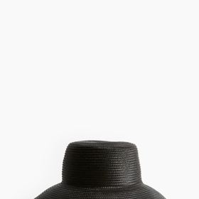 Široká krempa a ploché dýnko, další z modelů na léto 2024. (H&M, 359 Kč)