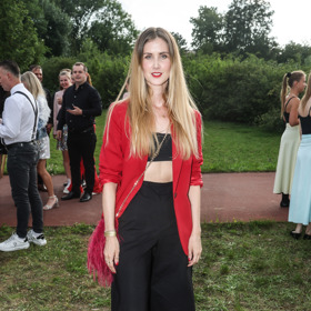 Herečka Jana Bernášková obléká crop top k širokým kalhotám a nezapomíná na výrazné červené sáčko, aby model nepůsobil příliš vyzývavě.