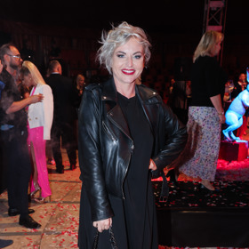 Martina Pártlová po přehlídce oblékla černý kožený křivák a vynesla svoji oblíbenou kabelku Dior.