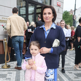 Herečka Veronika Freimanová s vnučkou Ellou, která jde v září do první třídy.