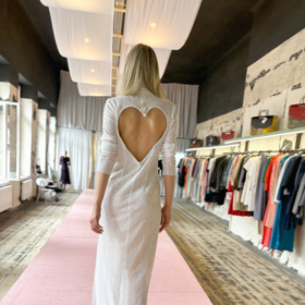 Nepřehlédnutelný detail svatebních šatů z dílny známých návrhářek.