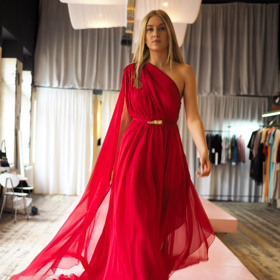 Rozevláté hedvábné šaty jsou ikonickým prvkem tvorby Jaroslavy Sedláčkové.