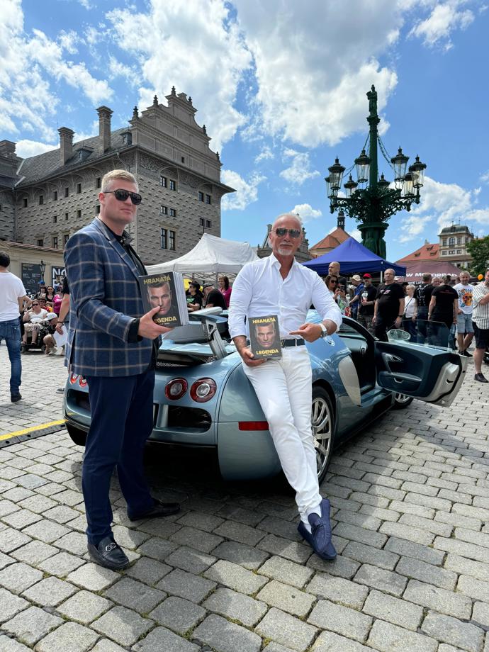 FOTO: Richard Chlad Turka ve volbách podporoval. – stránka 133