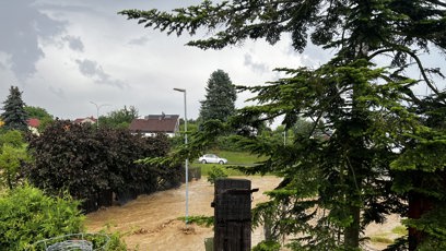 FOTO: Voda z pole poničila okolní domy.